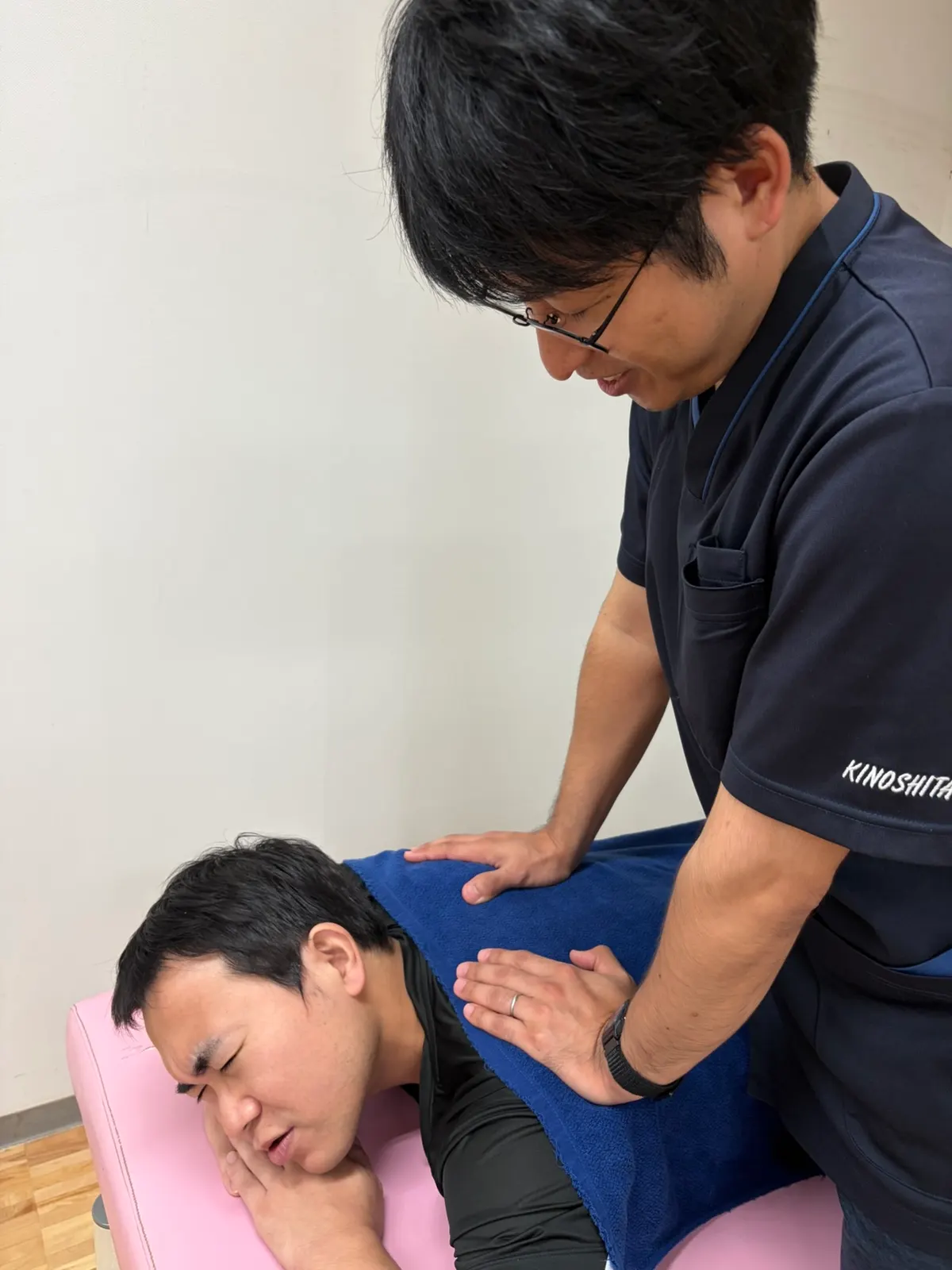 背中への施術を行っている様子