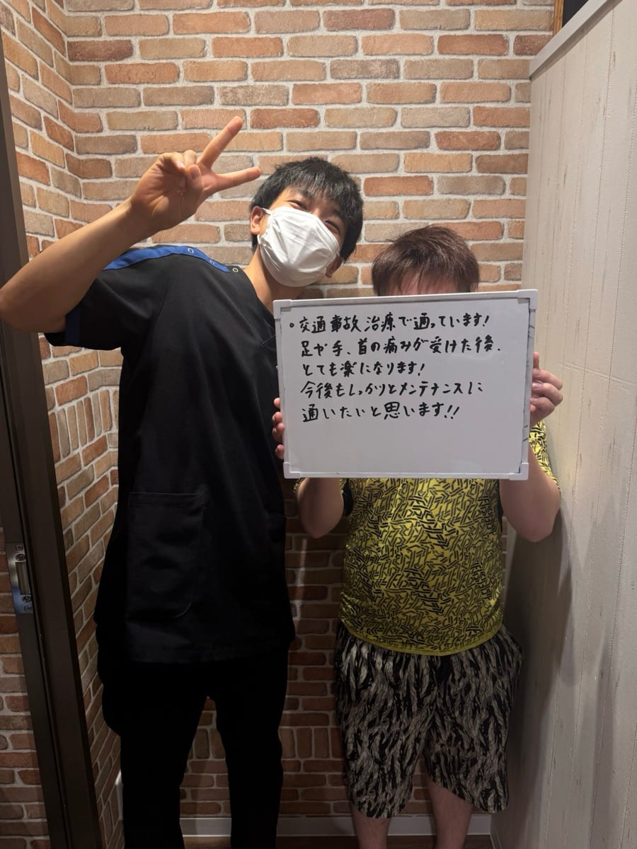 交通事故治療で通院中｜小倉南区 そね健康整骨院 患者様とスタッフ、いただいた手書きのコメント